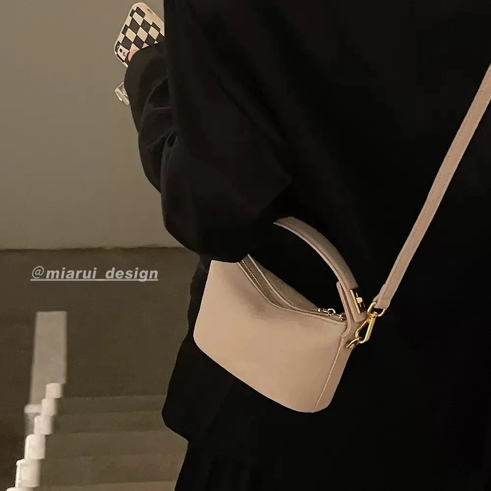 Bolso retro y sencillo tipo crossbody, de cuero suave y diseño cuadrado pequeño. Elegante, versátil y perfecto para uso diario con estilo.