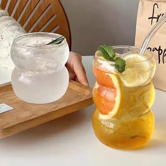 “Vaso de vidrio transparente con diseño ondulado, ideal para café helado, jugo, leche o té.”