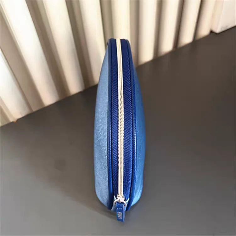 🌊 Bolsa portátil de viaje en PU color azul marino: ligera, resistente y fácil de llevar. Ideal para guardar artículos personales con estilo y practicidad. ¡Tu compañera perfecta en cada salida!