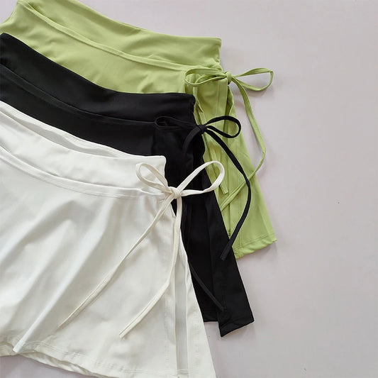 Falda deportiva estilo yoga con pantalón integrado: ideal para tenis, bádminton o entrenamiento. Secado rápido, con bolsillo lateral y abertura moderna para máxima comodidad y estilo.