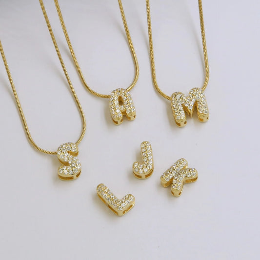 ✨ Collar inicial con letra inglesa, bañado en oro 18K y decorado con circonias incrustadas. Diseño puff/bubble llamativo, moderno y femenino, ideal para destacar tu estilo.