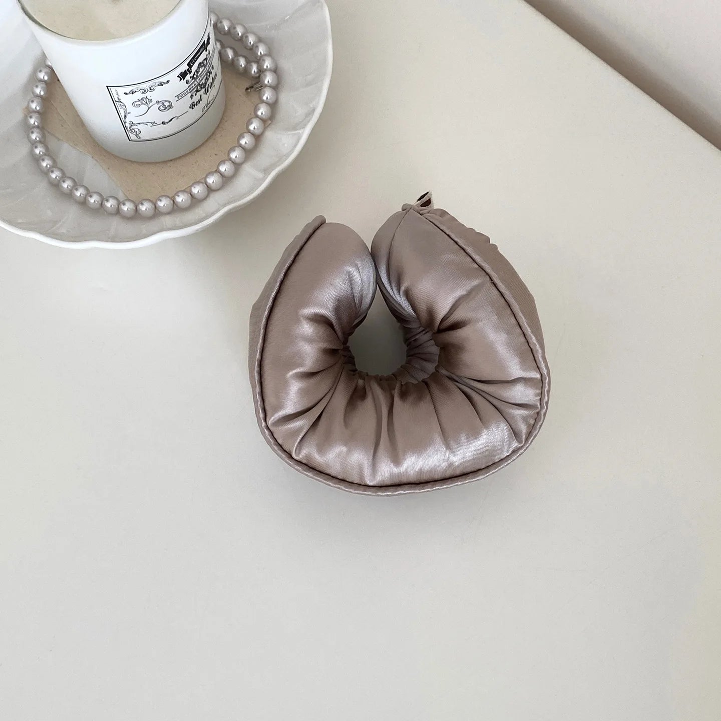 scrunchies elásticos de esponja y satén: suaves, cómodos y perfectos para mujeres y niñas. Accesorio ideal para peinados con estilo, sin maltratar tu cabello. ¡Color, suavidad y moda en cada coleta!