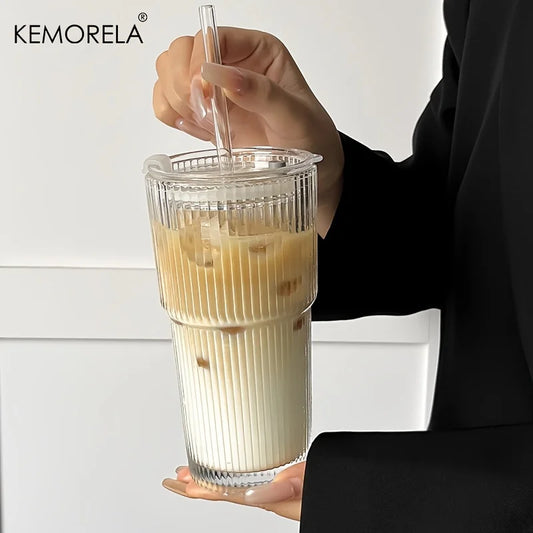 Vaso de vidrio rayado de 600 ml, transparente, disponible con tapa y popote o sin cubierta. Perfecto para jugos, café frío y bebidas diarias. Diseño moderno y práctico.
