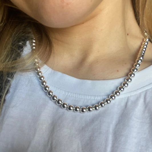 💎 Collar JewelryTop de plata esterlina 925 con cuentas lisas de 6 mm en cadena tipo bola. Longitud 45 cm, diseño elegante y moderno, ideal para mujer en bodas, compromisos o como joya de moda.