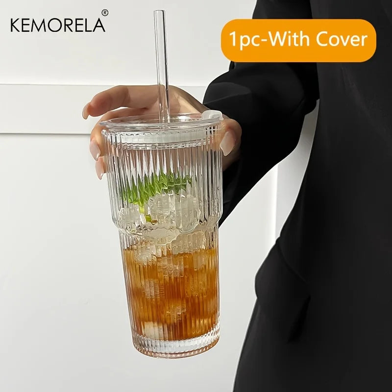 Vaso de vidrio rayado de 600 ml, transparente, disponible con tapa y popote o sin cubierta. Perfecto para jugos, café frío y bebidas diarias. Diseño moderno y práctico.