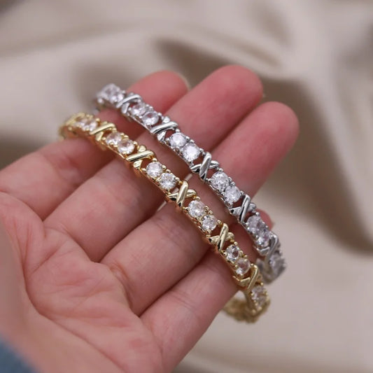 ✨Brazalete X Bicolor Con Zirconia's. Pulsera de diseño francés con baño en dos tonos y zirconias incrustadas. Elegante y versátil, ideal para uso diario o accesorios de trabajo con estilo.