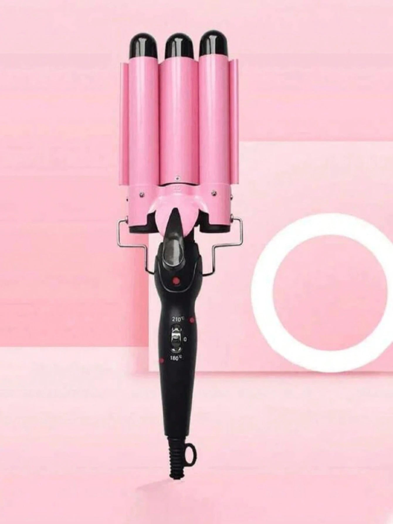 Rizadora Triple Barril 180°–210° Herramienta eléctrica para ondas definidas con temperatura ajustable de 180° a 210°. Diseño seguro anti-flama, ideal para peinados duraderos estilo francés en casa o barbería.