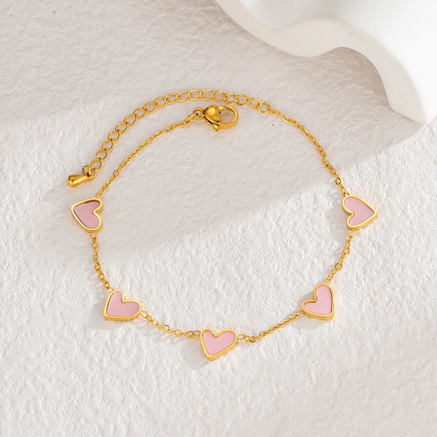Pulsera de acero inoxidable chapada en oro, con diseño de corazones multicolor estilo gotas de aceite. Joyería llamativa y moderna