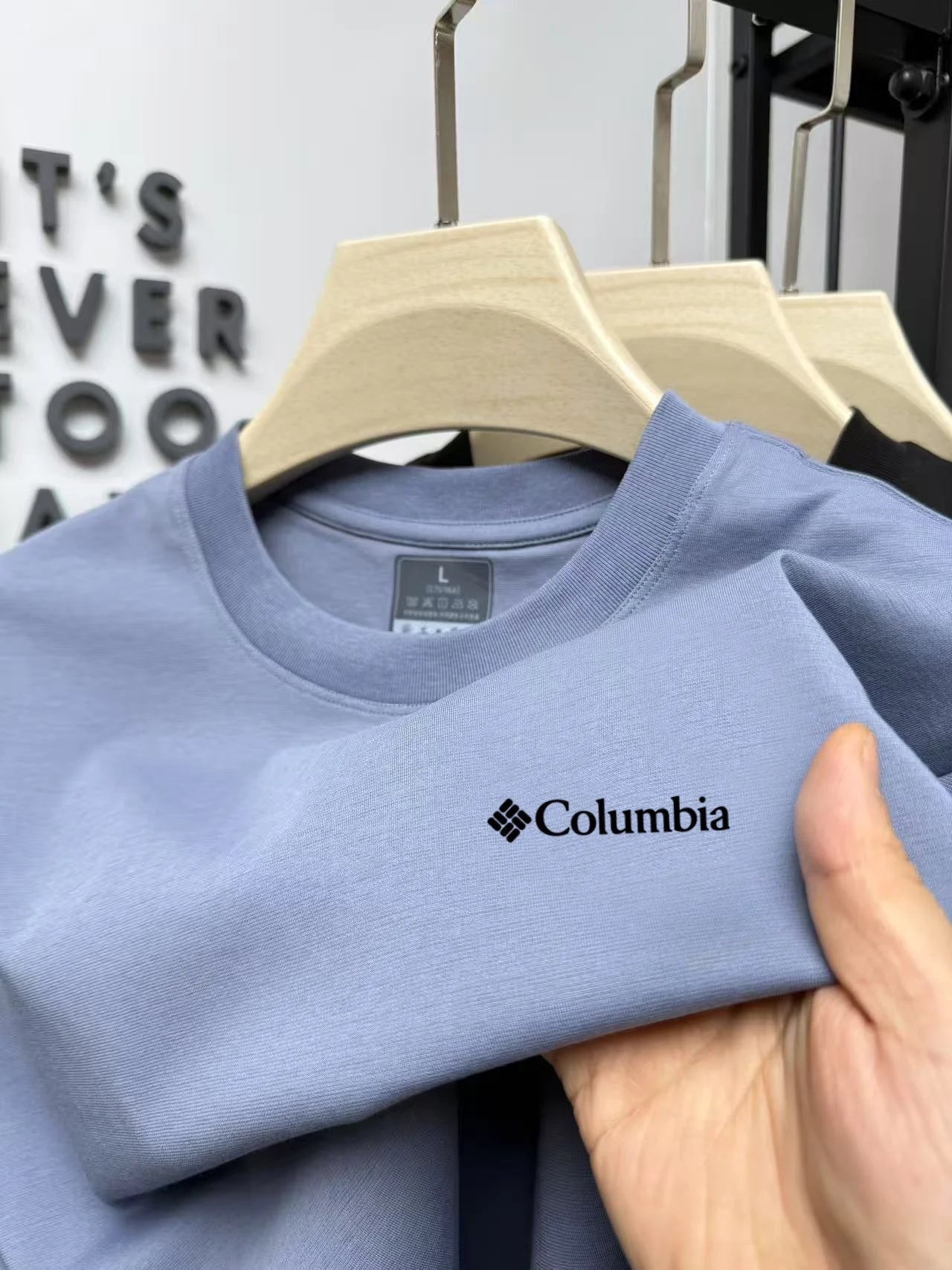 👕 Playera de verano para hombre, cuello redondo y bordado elegante. Cintura alta, ligera, transpirable y cómoda para el día a día o la oficina. ¡Estilo simple con un toque de lujo!