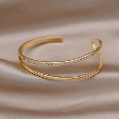 ✨Brazalete X Bicolor Con Zirconia's. Pulsera de diseño francés con baño en dos tonos y zirconias incrustadas. Elegante y versátil, ideal para uso diario o accesorios de trabajo con estilo.