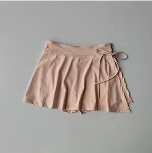 Falda deportiva estilo yoga con pantalón integrado: ideal para tenis, bádminton o entrenamiento. Secado rápido, con bolsillo lateral y abertura moderna para máxima comodidad y estilo.