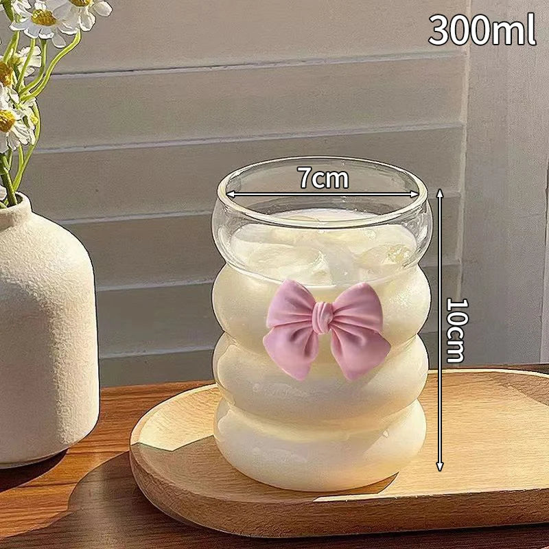 “Vaso de vidrio transparente con diseño ondulado, ideal para café helado, jugo, leche o té.”