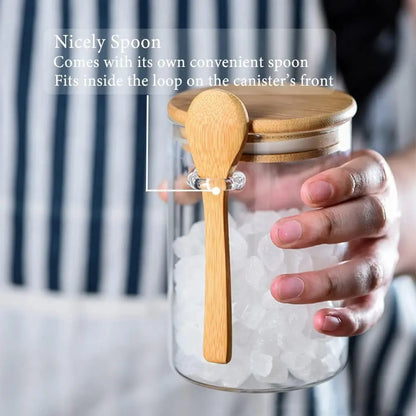3 frascos de vidrio de 530 ml con tapa hermética y cucharita incluida. Perfectos para almacenar avena, azúcar, especias o alimentos en la cocina. Diseño práctico y decorativo para hogar, hotel o apartamento.