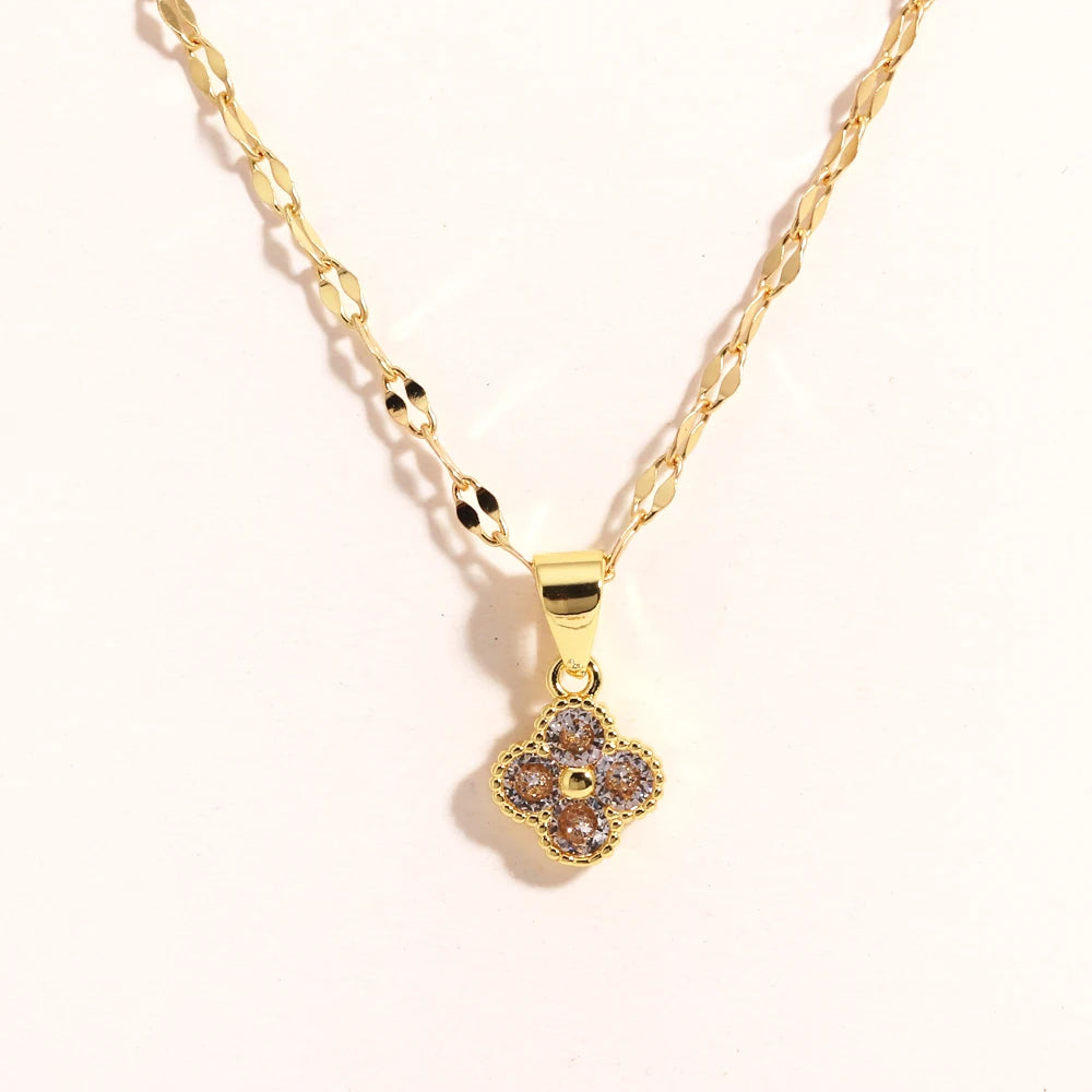 Collar Trébol Violeta Plata cadena en acero inoxidable con dije de trébol violeta y cristales de colores. Joyería elegante para mujer, ideal como regalo de boda o accesorio de fiesta.