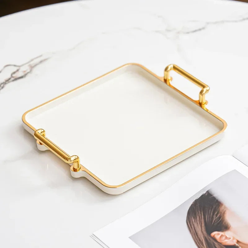 ✨ Bandeja rectangular estilo luxury para el hogar. Ideal para organizar cosméticos, vasos de agua o accesorios en sala, hotel o apartamento. Elegante, práctica y versátil para cualquier espacio.