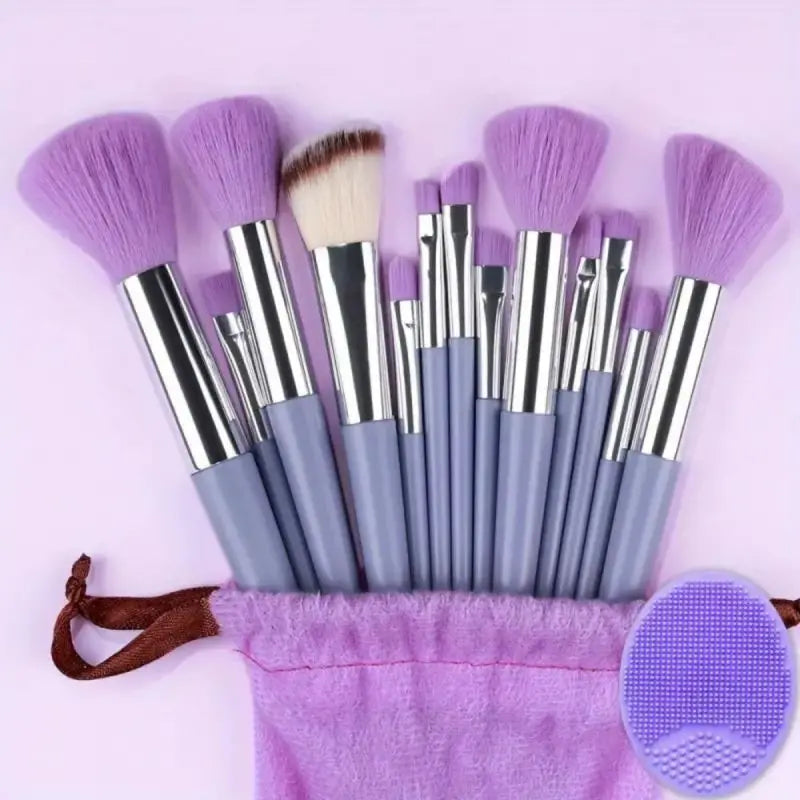 Set de brochas de maquillaje profesionales: suaves y esponjosas para base, polvo, sombras y difuminado. Incluye kabuki y blending, ideales para un acabado perfecto.