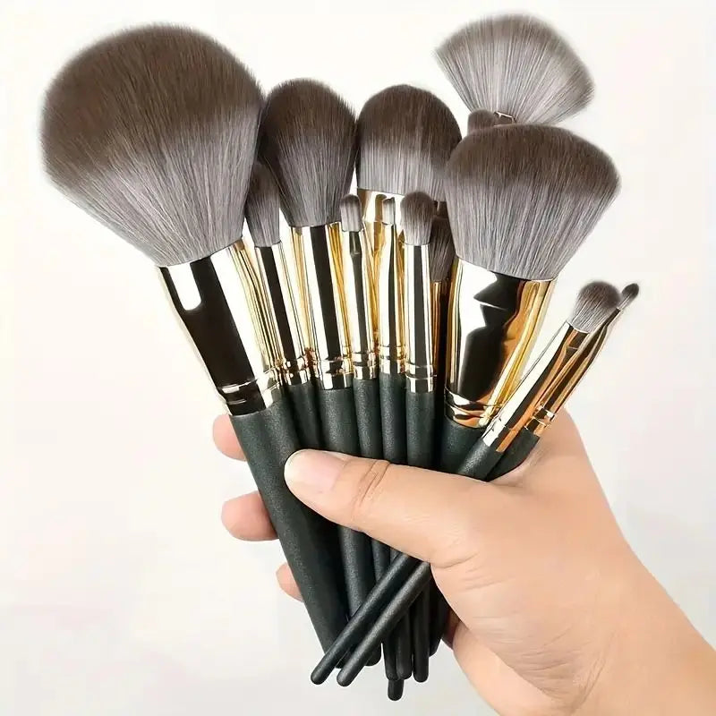 Set de brochas de maquillaje profesionales: suaves y esponjosas para base, polvo, sombras y difuminado. Incluye kabuki y blending, ideales para un acabado perfecto.