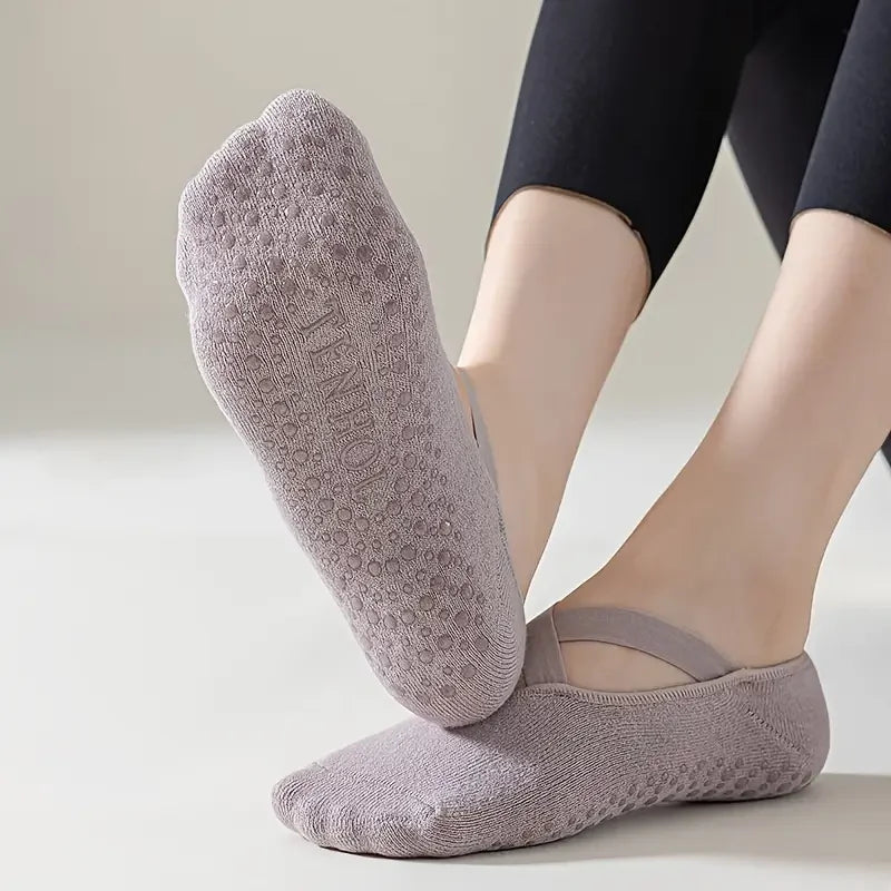 5 pares de calcetas antideslizantes para mujer, ideales para yoga, pilates, danza y gimnasio. Hechas de algodón transpirable, estilo invisible con agarre de silicón para entrenamientos en interiores.