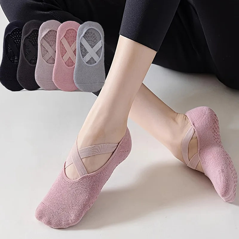 5 pares de calcetas antideslizantes para mujer, ideales para yoga, pilates, danza y gimnasio. Hechas de algodón transpirable, estilo invisible con agarre de silicón para entrenamientos en interiores.