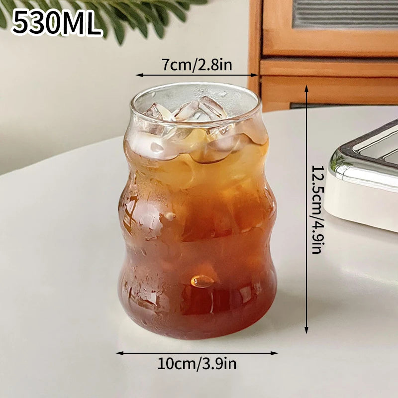 “Vaso de vidrio transparente con diseño ondulado, ideal para café helado, jugo, leche o té.”