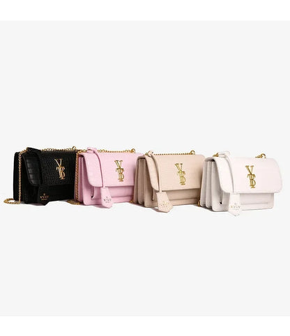 Bolso de mano minimalista con detalles Art Déco y adornos de cristal. Elegante y perfecto para tus noches especiales.