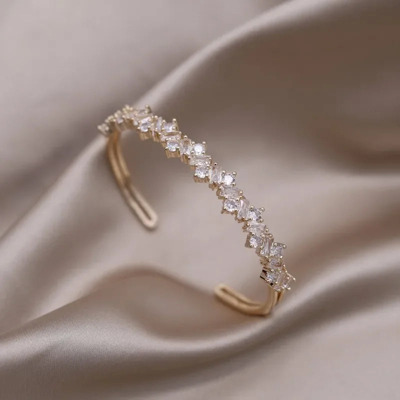 ✨Brazalete X Bicolor Con Zirconia's. Pulsera de diseño francés con baño en dos tonos y zirconias incrustadas. Elegante y versátil, ideal para uso diario o accesorios de trabajo con estilo.
