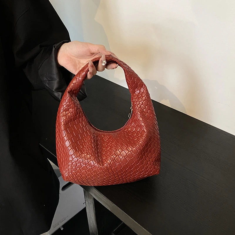Bolso de hombro pequeño de piel sintética suave, estilo clásico, tejido repujado, con asa superior, para uso diario informal.