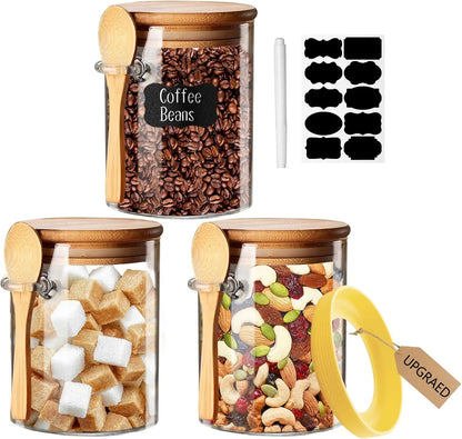 3 frascos de vidrio de 530 ml con tapa hermética y cucharita incluida. Perfectos para almacenar avena, azúcar, especias o alimentos en la cocina. Diseño práctico y decorativo para hogar, hotel o apartamento.