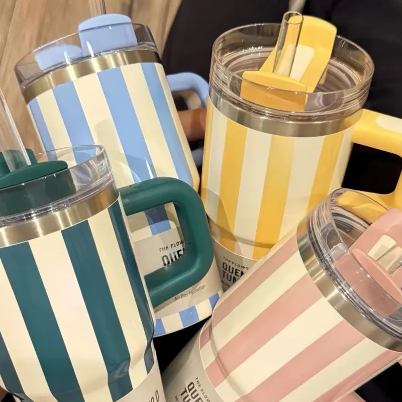 “Taza térmica retro estilo cerámica de 20oz, acero inoxidable con rayas, asa resistente y gran capacidad para café o bebidas en el coche.”