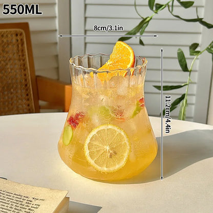 “Vaso de vidrio transparente con diseño ondulado, ideal para café helado, jugo, leche o té.”