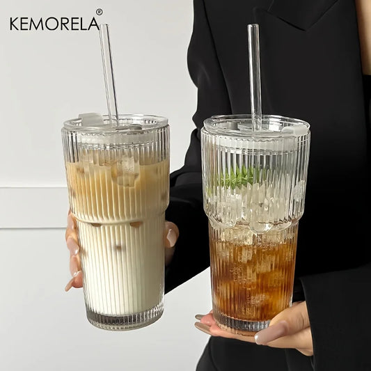 Vaso de vidrio rayado de 600 ml, transparente, disponible con tapa y popote o sin cubierta. Perfecto para jugos, café frío y bebidas diarias. Diseño moderno y práctico.
