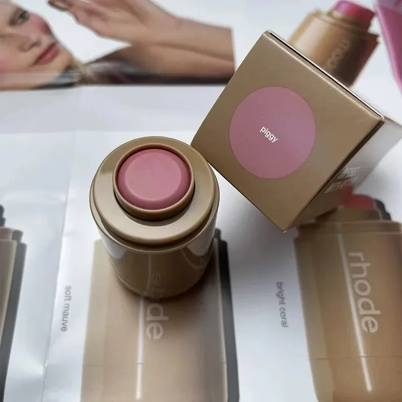 💄 RHODE Pocket Blush Stick: bálsamo hidratante 2 en 1 para labios y mejillas. Textura cremosa, fácil de aplicar y con acabado natural en polvo-rouge. ¡Color fresco y luminoso en segundos!