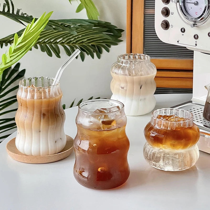 “Vaso de vidrio transparente con diseño ondulado, ideal para café helado, jugo, leche o té.”