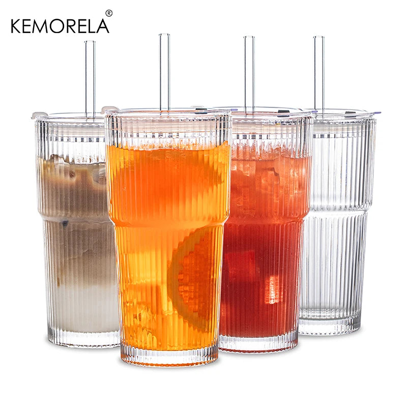 Vaso de vidrio rayado de 600 ml, transparente, disponible con tapa y popote o sin cubierta. Perfecto para jugos, café frío y bebidas diarias. Diseño moderno y práctico.