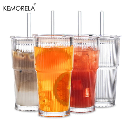 Vaso de vidrio rayado de 600 ml, transparente, disponible con tapa y popote o sin cubierta. Perfecto para jugos, café frío y bebidas diarias. Diseño moderno y práctico.