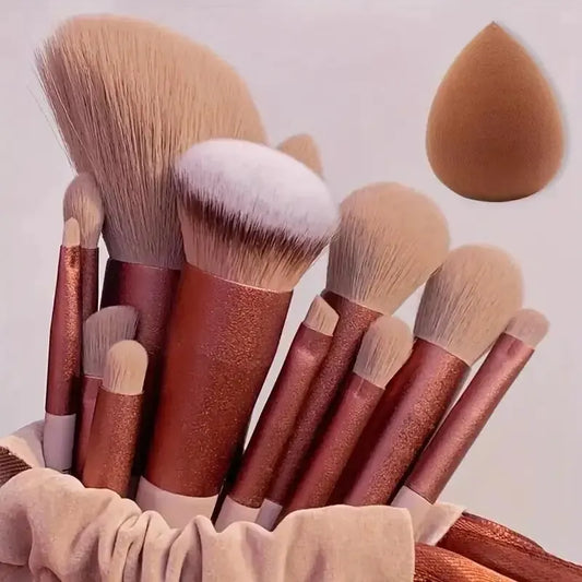 Set de brochas de maquillaje profesionales: suaves y esponjosas para base, polvo, sombras y difuminado. Incluye kabuki y blending, ideales para un acabado perfecto.