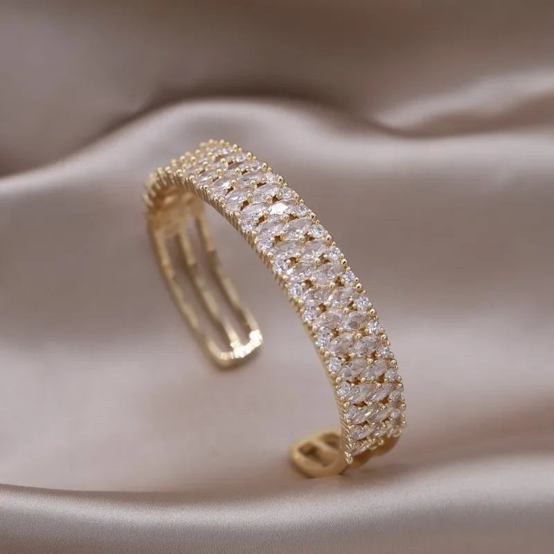 ✨Brazalete X Bicolor Con Zirconia's. Pulsera de diseño francés con baño en dos tonos y zirconias incrustadas. Elegante y versátil, ideal para uso diario o accesorios de trabajo con estilo.