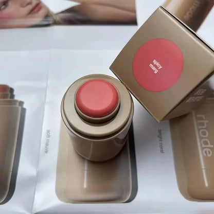 💄 RHODE Pocket Blush Stick: bálsamo hidratante 2 en 1 para labios y mejillas. Textura cremosa, fácil de aplicar y con acabado natural en polvo-rouge. ¡Color fresco y luminoso en segundos!