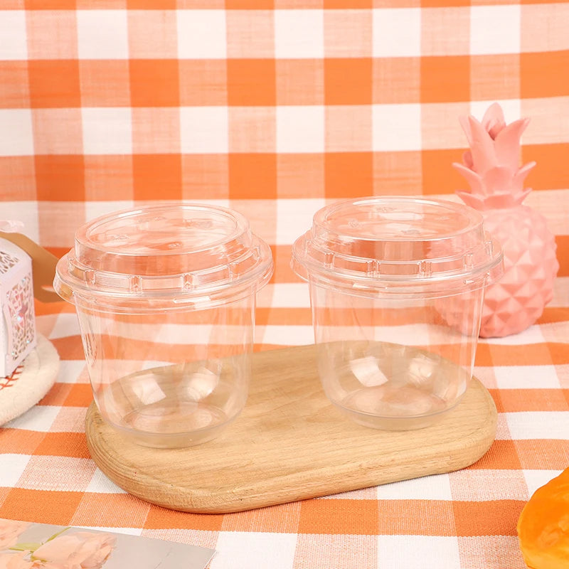 🥤 Set de 10 vasos desechables transparentes de 10oz con tapa: perfectos para mousse, pasteles, helados, pudín, gelatina o yogur. ¡Prácticos, higiénicos y listos para tu picnic o fiesta!
