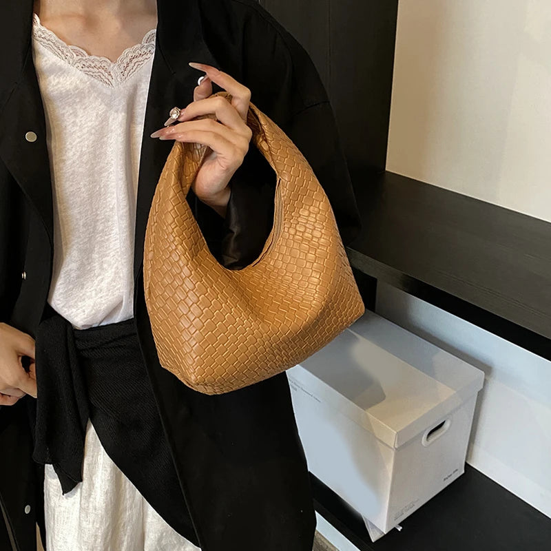 Bolso de hombro pequeño de piel sintética suave, estilo clásico, tejido repujado, con asa superior, para uso diario informal.