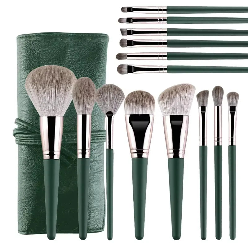 14 Brochas de Maquillaje  Kit completo de 14 brochas suaves y esponjosas para polvo, base, rubor y sombras. Herramientas profesionales para difuminar y lograr un acabado perfecto en cualquier look de belleza.