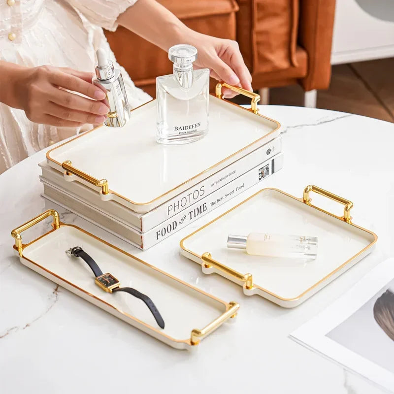 ✨ Bandeja rectangular estilo luxury para el hogar. Ideal para organizar cosméticos, vasos de agua o accesorios en sala, hotel o apartamento. Elegante, práctica y versátil para cualquier espacio.