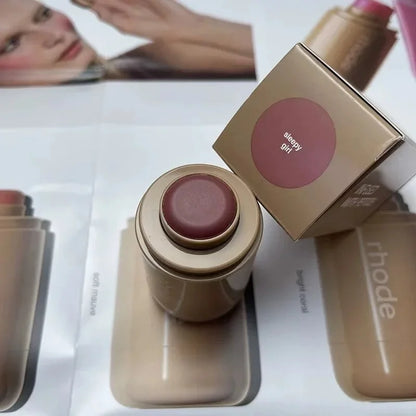 💄 RHODE Pocket Blush Stick: bálsamo hidratante 2 en 1 para labios y mejillas. Textura cremosa, fácil de aplicar y con acabado natural en polvo-rouge. ¡Color fresco y luminoso en segundos!