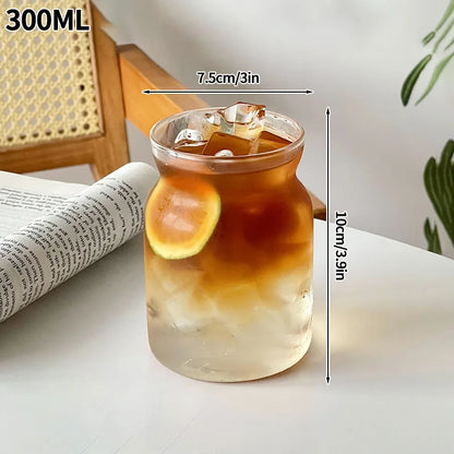 “Vaso de vidrio transparente con diseño ondulado, ideal para café helado, jugo, leche o té.”