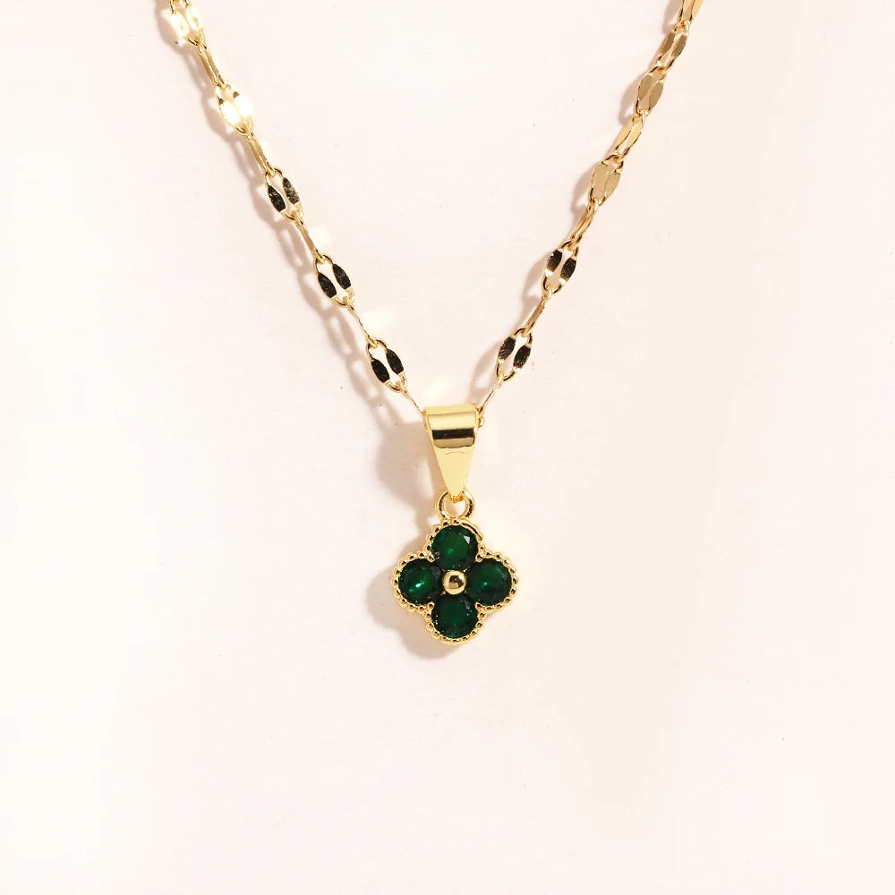 Collar Trébol Violeta Plata cadena en acero inoxidable con dije de trébol violeta y cristales de colores. Joyería elegante para mujer, ideal como regalo de boda o accesorio de fiesta.