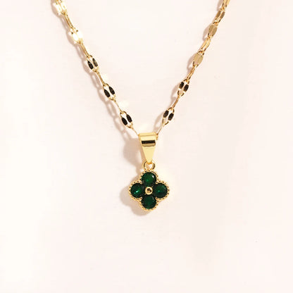 Collar Trébol Violeta Plata cadena en acero inoxidable con dije de trébol violeta y cristales de colores. Joyería elegante para mujer, ideal como regalo de boda o accesorio de fiesta.