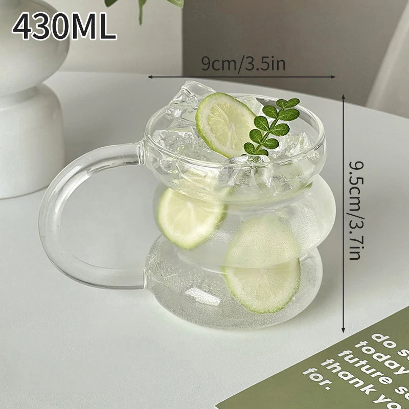 “Vaso de vidrio transparente con diseño ondulado, ideal para café helado, jugo, leche o té.”