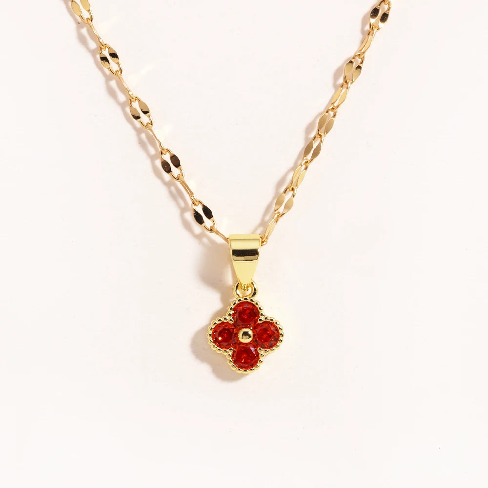 Collar Trébol Violeta Plata cadena en acero inoxidable con dije de trébol violeta y cristales de colores. Joyería elegante para mujer, ideal como regalo de boda o accesorio de fiesta.