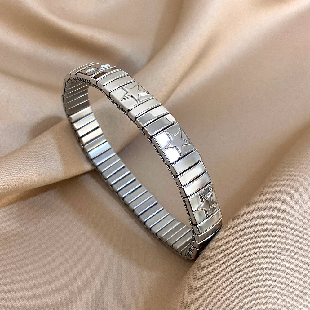 ✨ Pulsera vintage italiana charm elástica en acero inoxidable, con patrón de estrellas. Ajustable y elegante, ideal para mujeres que buscan estilo clásico con un toque moderno.