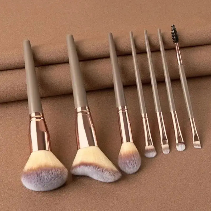 Set de brochas de maquillaje profesionales: suaves y esponjosas para base, polvo, sombras y difuminado. Incluye kabuki y blending, ideales para un acabado perfecto.
